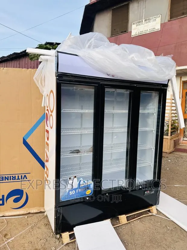 PVC-150 Display Fridge 3doors Pearl · Photo 1