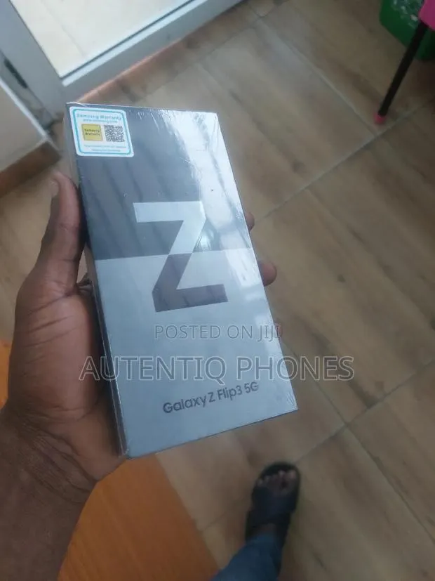 New Samsung Galaxy Z Flip 3 128 GB Black · Photo 1