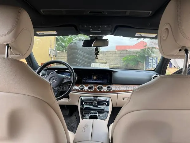 Mercedes-Benz E300 2018 White · Photo 1