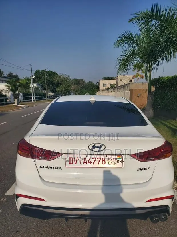 Hyundai Elantra 2018 White · Photo 1