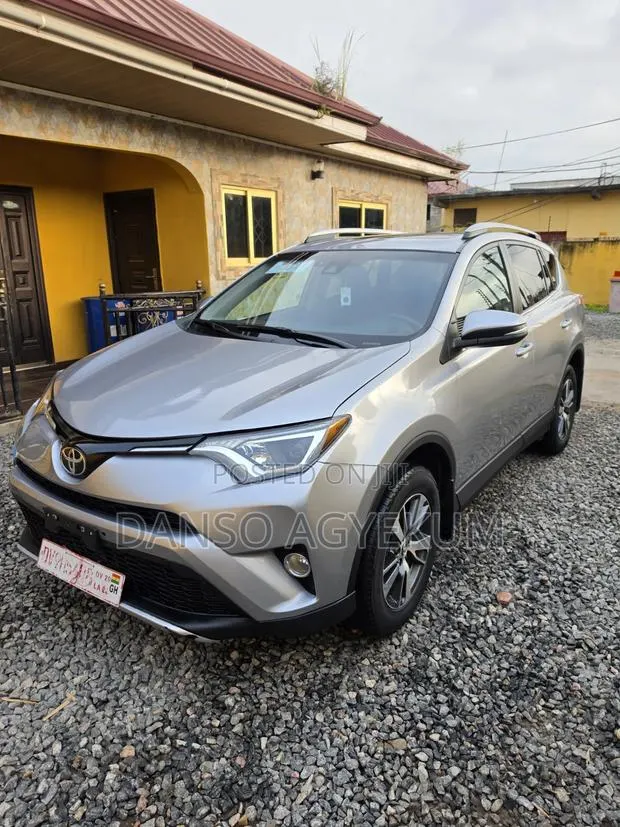 Toyota RAV4 XLE 4dr SUV AWD (2.5L 4cyl 6A) 2018 Silver · Photo 1