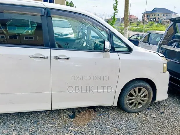 Toyota Voxy 2010 Gray · Photo 2