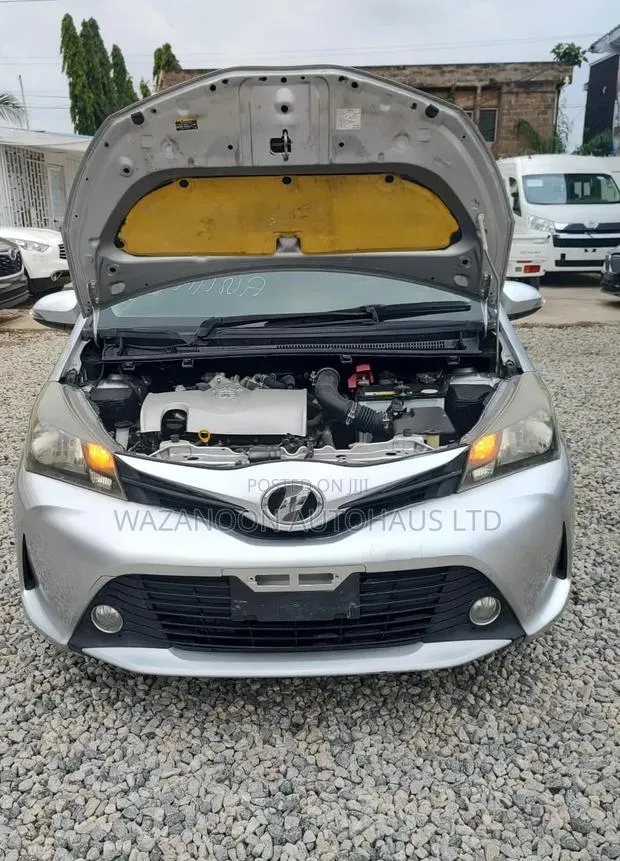 Toyota Vitz 2014 Silver · Photo 1