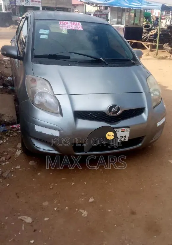 Toyota Vitz 1.5 FWD 3dr 2010 Silver · Photo 1