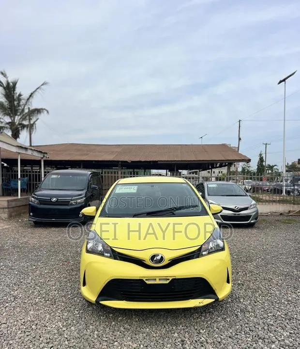 Toyota Vitz 2015 Yellow · Photo 1