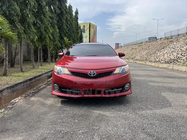 Toyota Camry SE 4dr Sedan (2.5L 4cyl 6A) 2014 Red · Photo 1