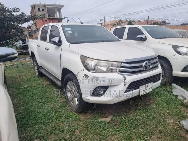 Toyota Hilux Revo Double Cab Deisel 2.8 AWD 2017 White · Photo 3