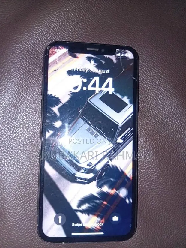 Apple iPhone X 64 GB Black · Photo 1