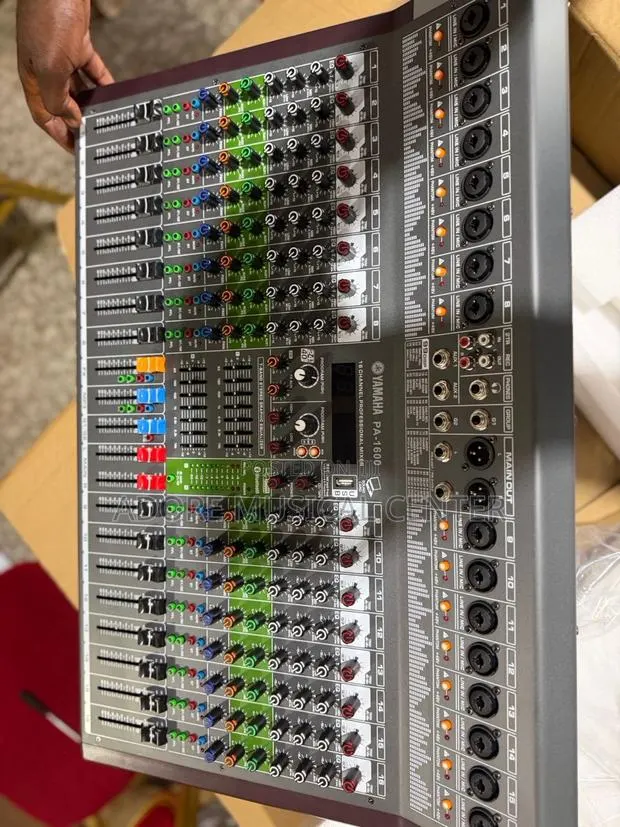 Yamaha Pa-1600 16channels Professional Mixer · Photo 1