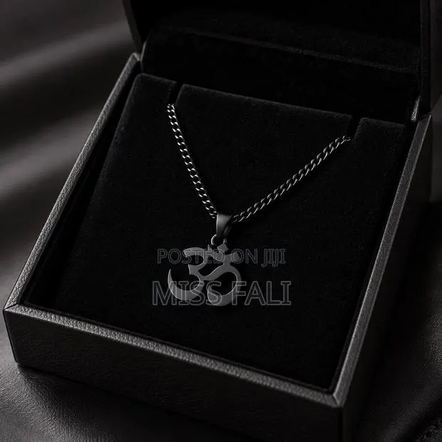 Ohm Noir Pendant Necklace · Photo 1