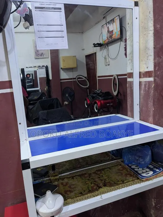 Hairdresser Mirror · Photo 1