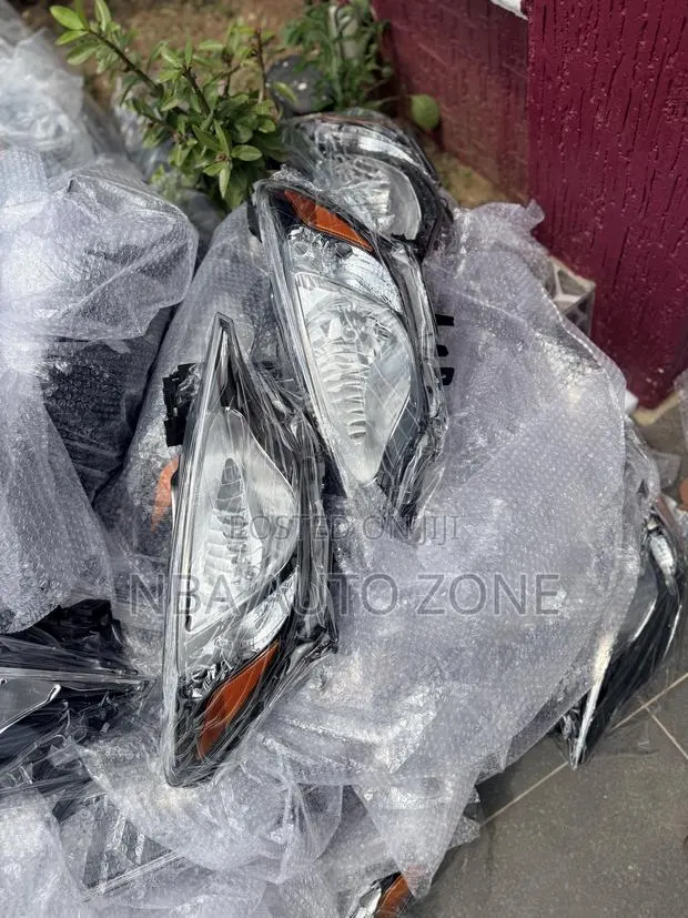 Toyota Yaris iA 2016-2018 Normal Head Light Pair · Photo 1