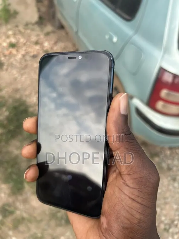 Apple iPhone 11 Pro 64 GB Gray · Photo 1
