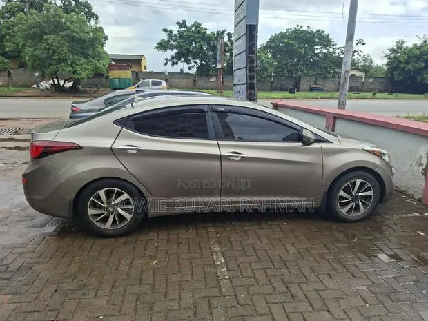 Hyundai Elantra SE Sedan FWD (1.8L 4cyl 6A) 2016 Brown · Photo 1