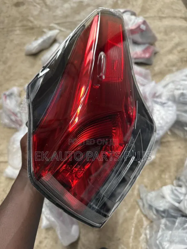 Toyota RAV4 Taillight 2016 2017 2018 · Photo 1