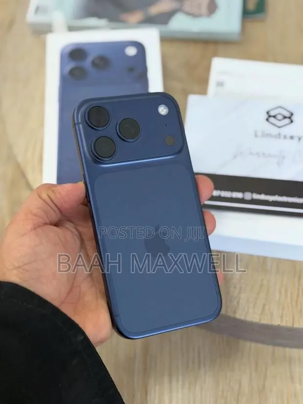 Apple iPhone 17 Pro Max 256 GB Blue · Photo 1
