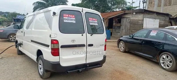 Toyota HiAce 2011 White · Photo 5