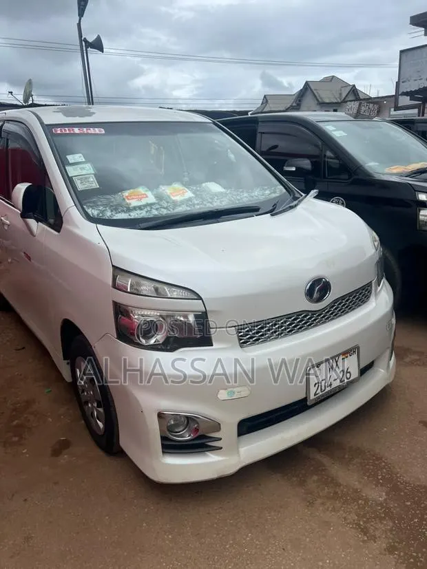 Toyota HiAce 2013 White · Photo 2