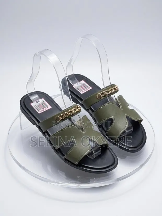 Stylish Women’s Olive Green Flat Slippers · Photo 1