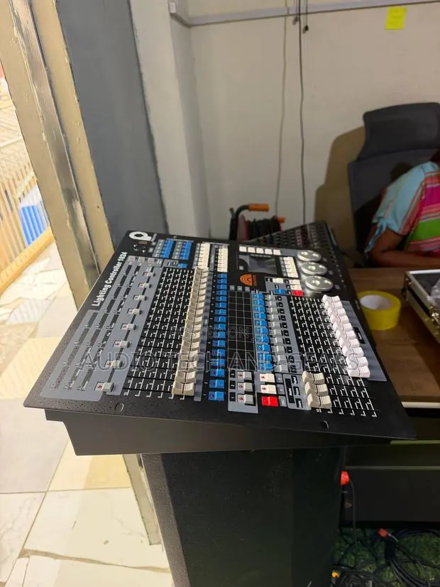 Prolumen Kingkong 1024 DMX Mixer With Case · Photo 2
