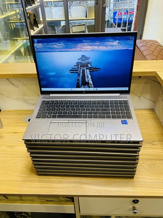 Laptop HP ZBook Firefly G8 16GB Intel Core i7 SSD 256GB · Photo 1