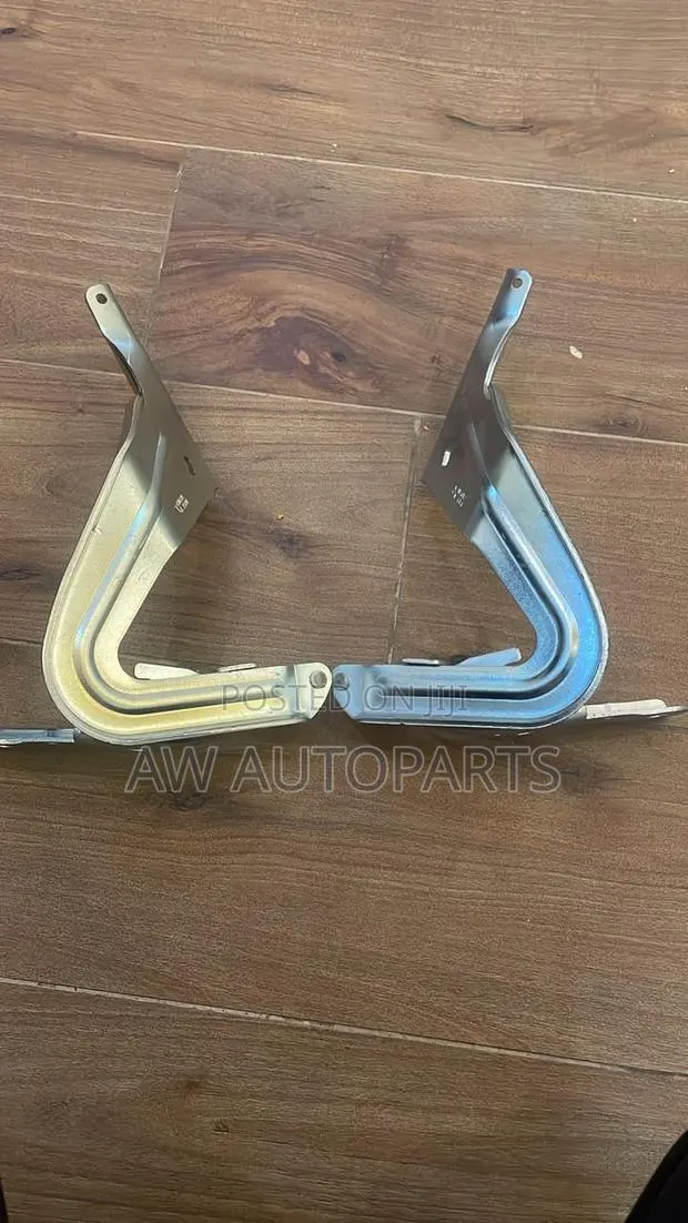 Ford Explorer 17 Hood Hinge · Photo 1