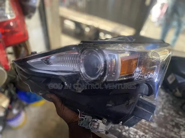 Lexus IS250 Headlight · Photo 1