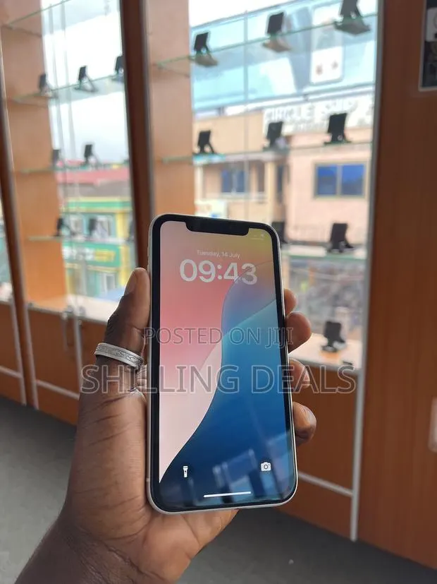 Apple iPhone XR 64 GB White · Photo 1