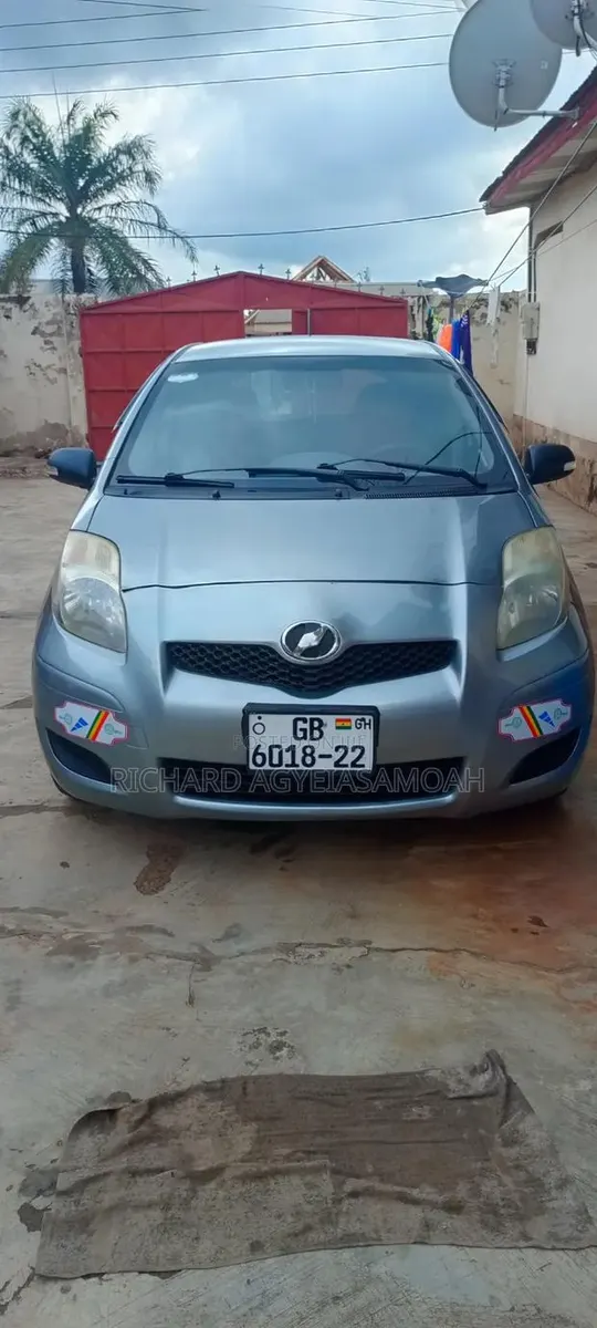 Toyota Vitz 2010 Gray · Photo 1
