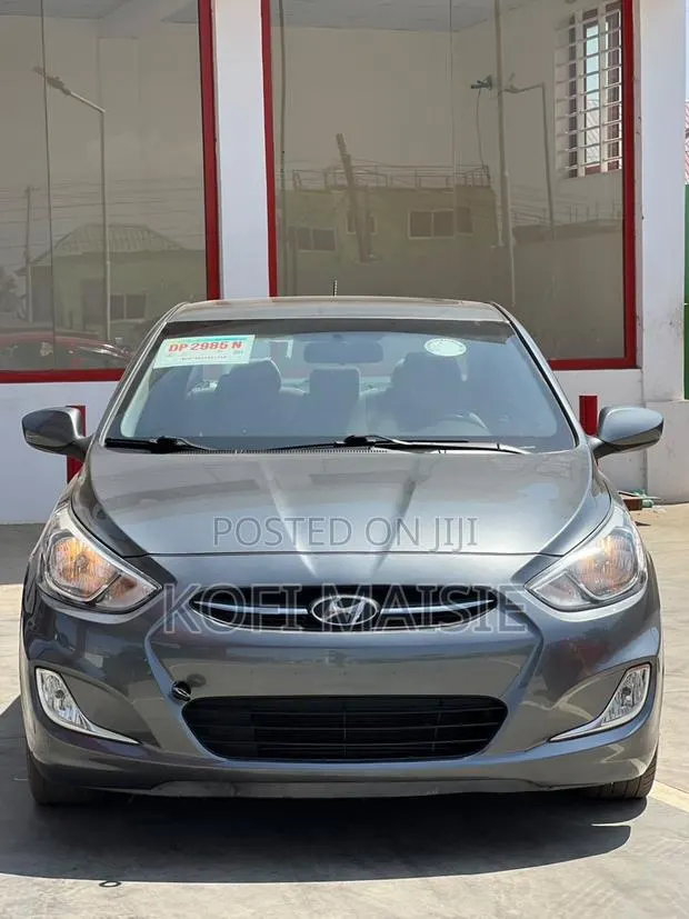 Hyundai Accent SE Sedan 2017 Silver · Photo 1
