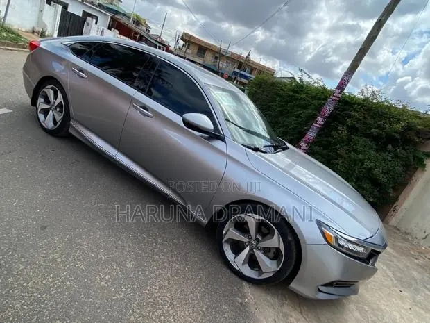 Honda Accord Touring 2.0T 2018 Silver · Photo 1