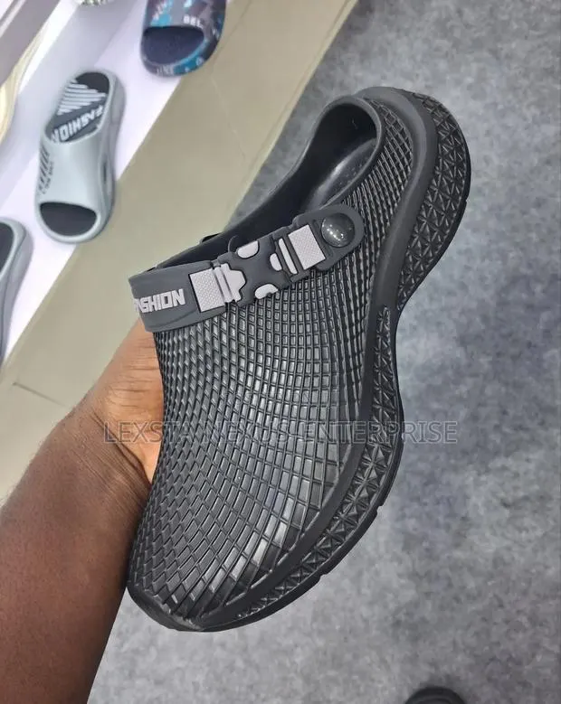 Comfortable Black Crocs · Photo 1