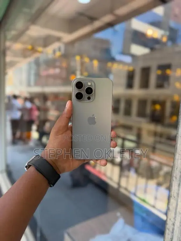 Apple iPhone 15 Pro Max 256 GB Silver · Photo 1