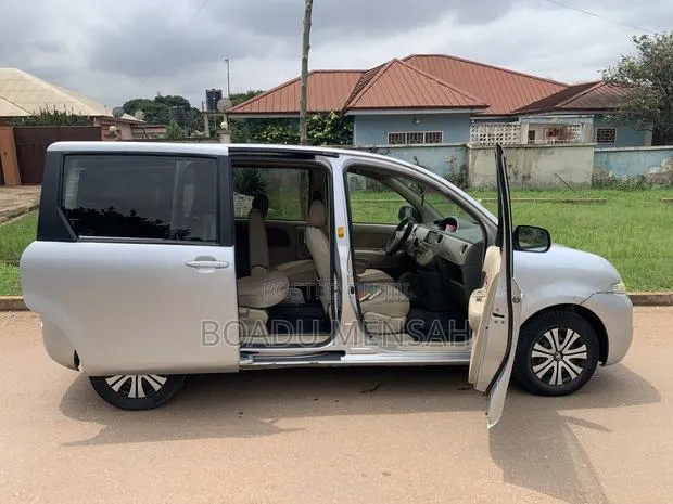 Toyota Sienta 2012 Silver · Photo 1