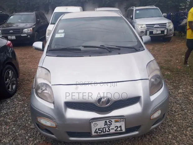 Toyota Vitz 2010 Silver · Photo 1