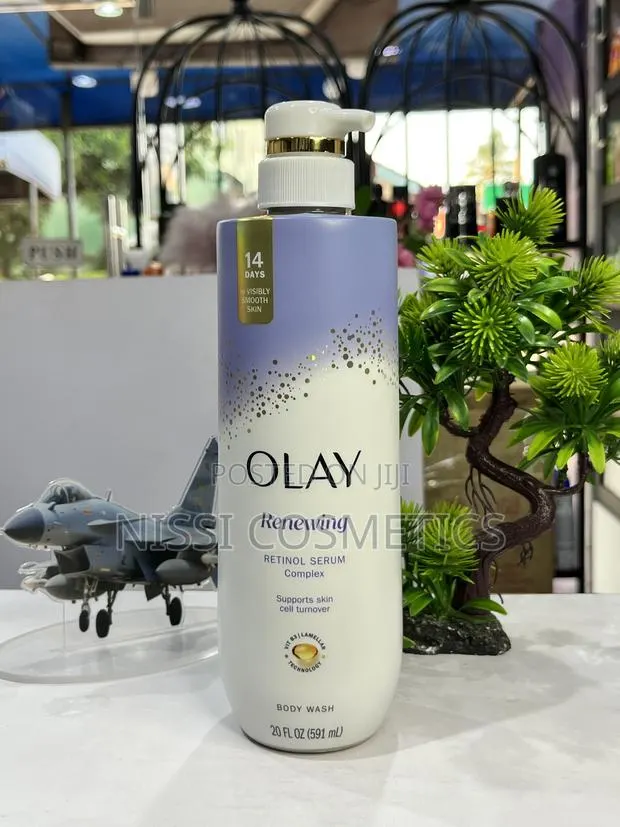 The Olay Retinol Cleansing Renewing Body Wash · Photo 1