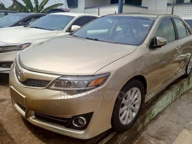 Toyota Camry SE 4dr Sedan (2.5L 4cyl 6A) 2014 Gold · Photo 1