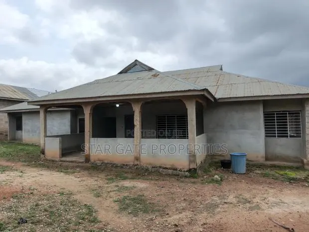 6bdrm House in Adwumakaase Kesse, Kumasi Metropolitan for sale · Photo 1