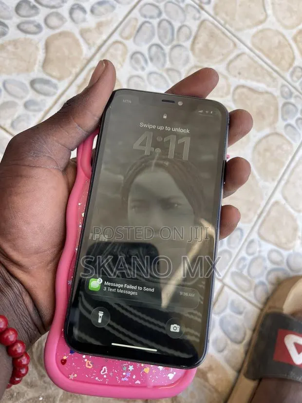 Apple iPhone 11 64 GB Black · Photo 1