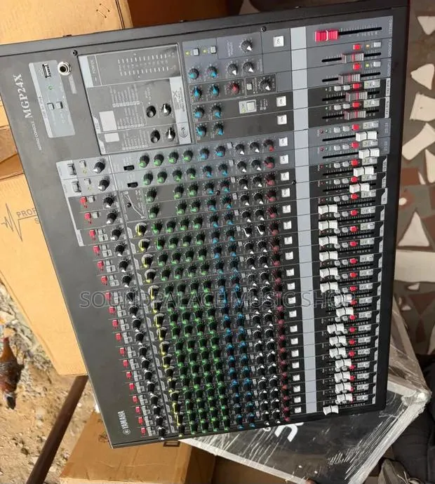 Yamaha Mgp24x 24channel Mixer Console · Photo 1