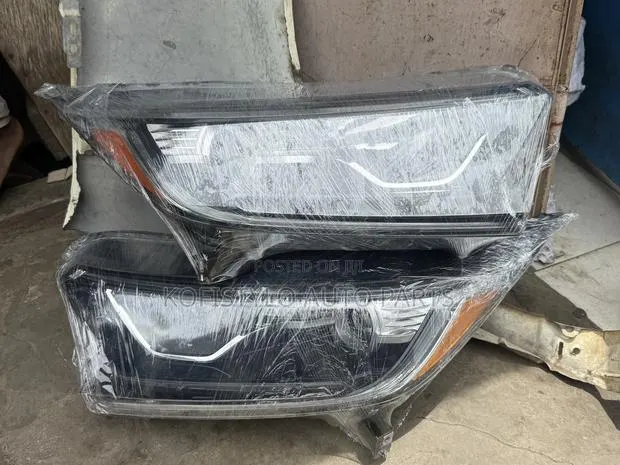 Honda CRV 2018 Headlight Pair · Photo 1