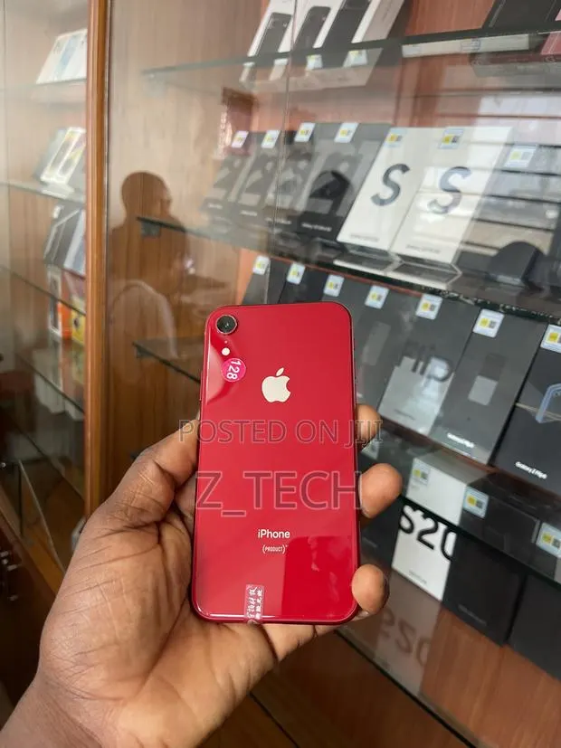 Apple iPhone XR 128 GB Red · Photo 1