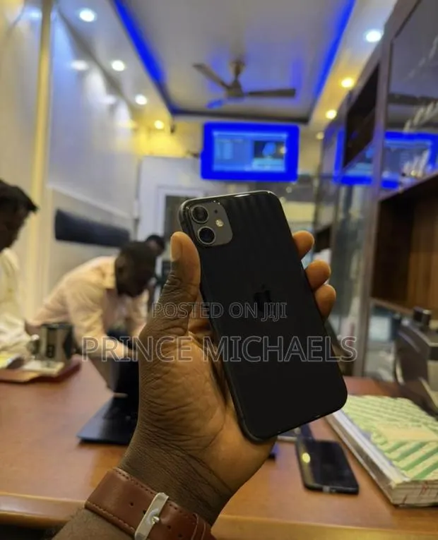 Apple iPhone 11 64 GB Black · Photo 1