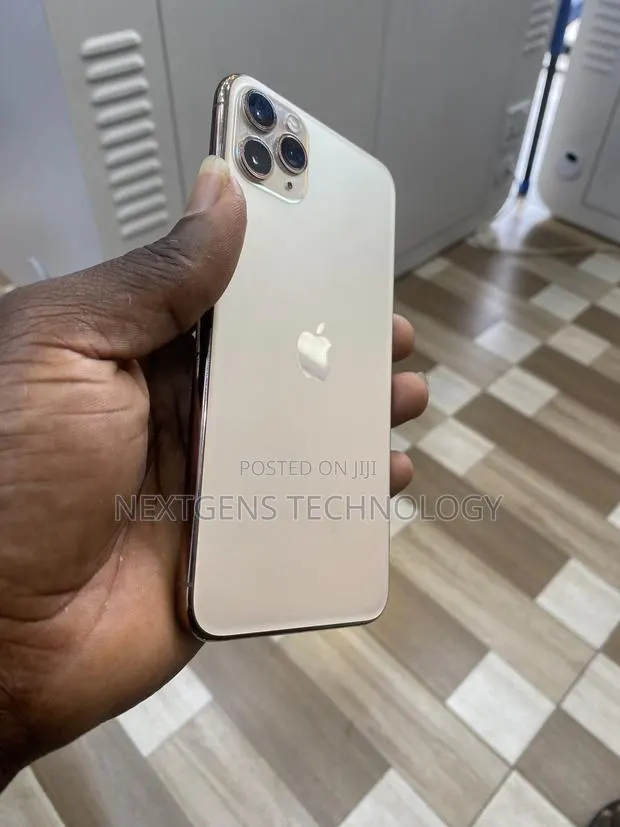 Apple iPhone 11 Pro Max 64 GB Gold · Photo 1