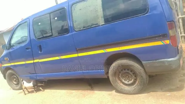 Toyota HiAce 2002 Blue · Photo 1