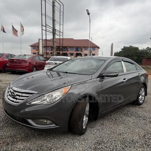 Hyundai Sonata SE Sedan FWD (2.4L 4cyl 6A) 2012 Gray · Photo 1