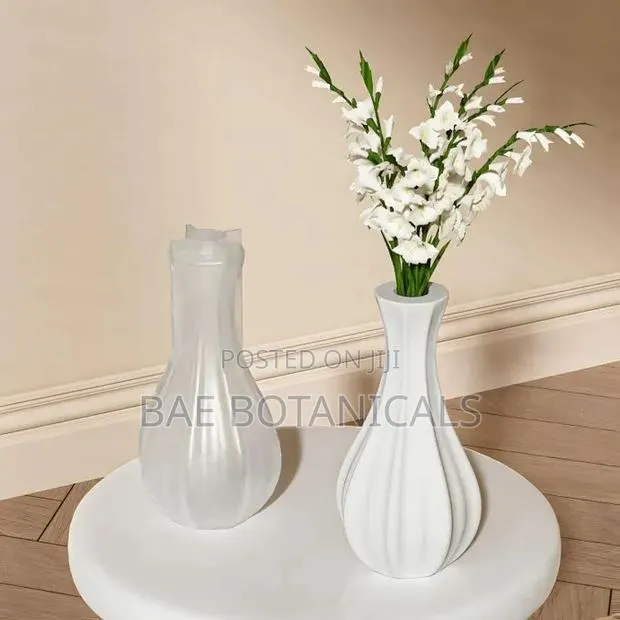 Long Curvy Vase Gypsum Mold · Photo 1