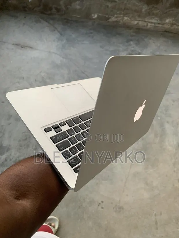 New Laptop Apple MacBook Air 8GB Intel Core i5 SSD 256GB · Photo 1