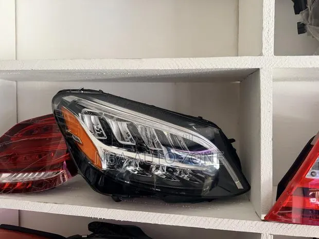Mercedes Benz C- Class (W205) C63 AMG Head Light Pair With Charge · Photo 1
