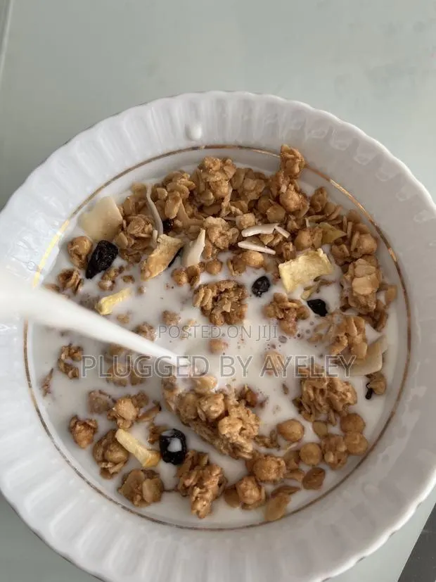 Honey and Almond Tropical Granola · Photo 1